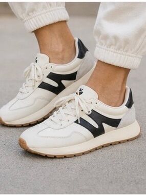 Somiliss Cream Sneakers with Black Accents